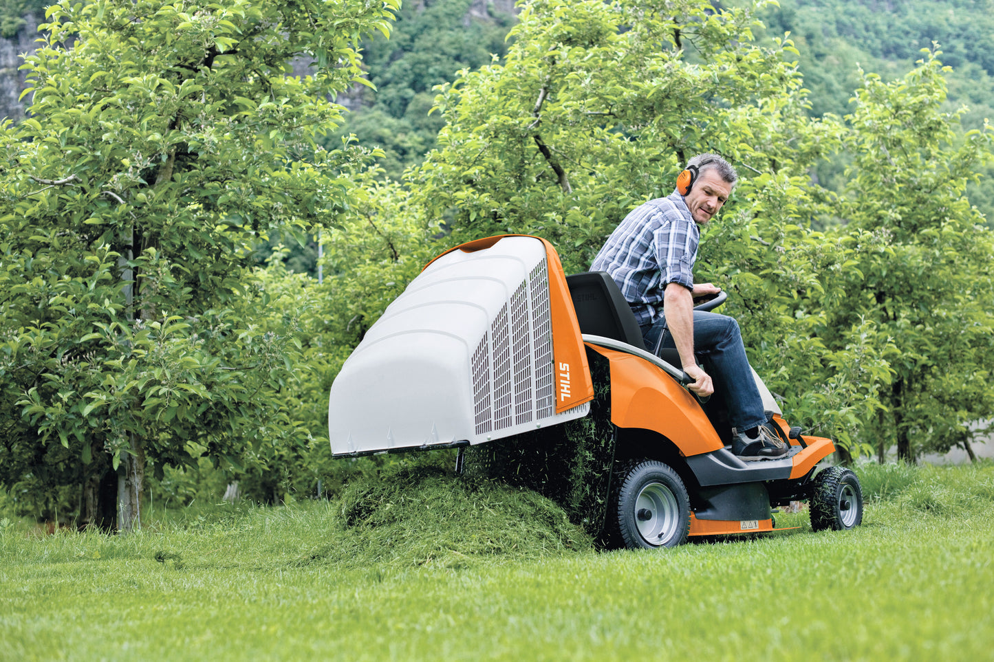 Trattorino STIHL RT 4082 con accessorio per la neve montato
