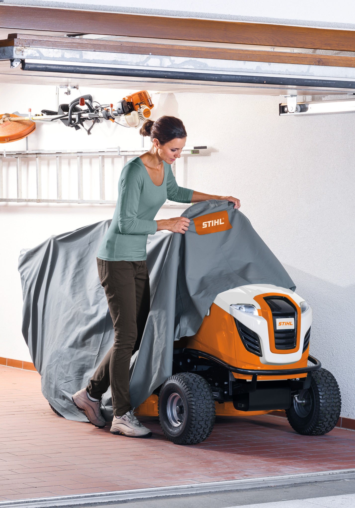 Vista posteriore con cesto raccoglierba tratto Stihl