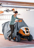 Vista posteriore con cesto raccoglierba tratto Stihl