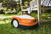 Robot tosaerba Stihl RMI 422 PC durante il taglio del prato