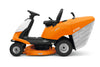 Trattorino STIHL RT 4082 mentre raccoglie l'erba tagliata in un giardino