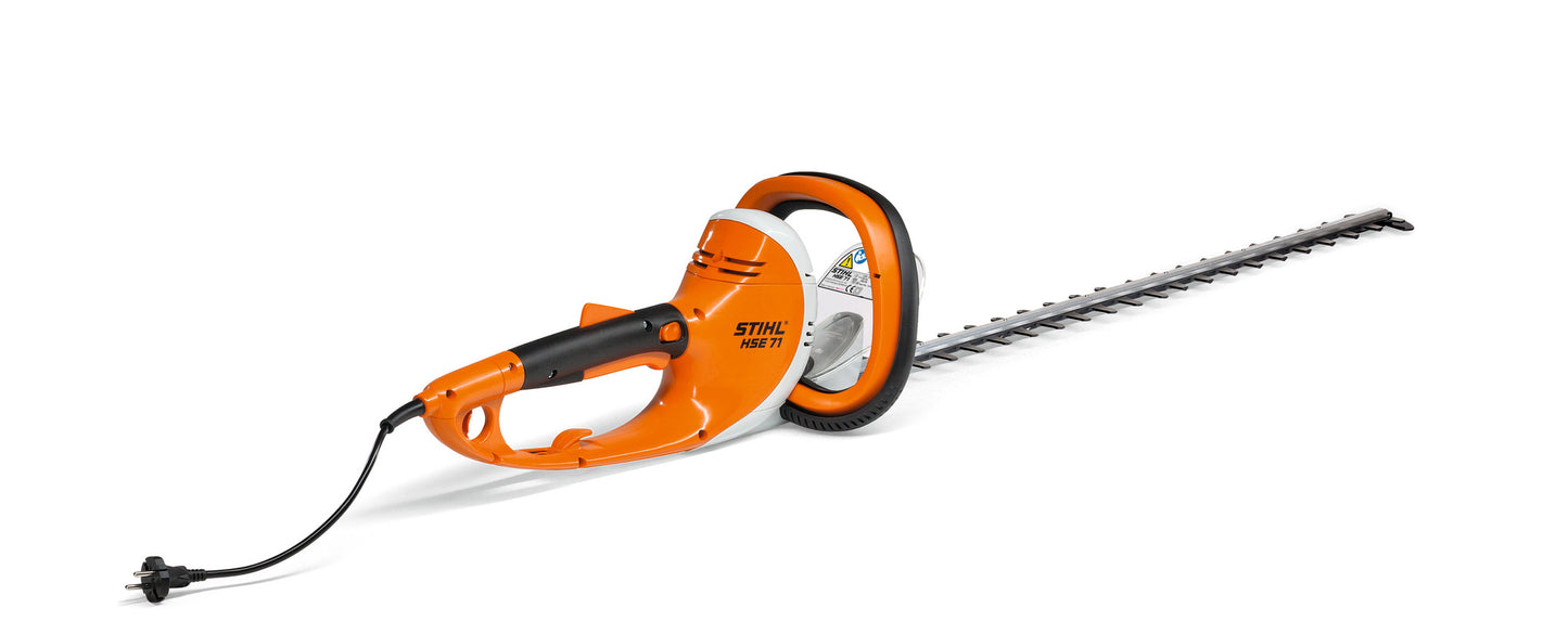 Operatore che utilizza il tagliasiepi Stihl HSE 71 per potare una siepe