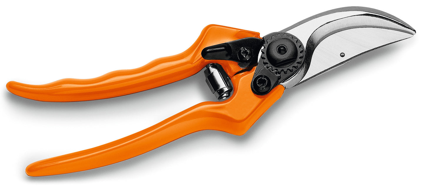 Cesoie STIHL Bypass PG 30 in acciaio cromato posizionate su un piano di lavoro