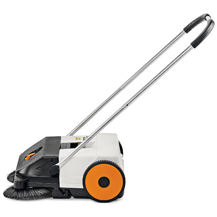 Spazzatrice STIHL KG 550 in un ambiente di giardino con foglie sparse
