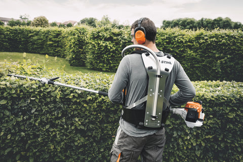 Vista laterale del tagliasiepe HL 94 KCE Stihl in funzione su siepe alta