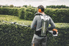 Vista laterale del tagliasiepe HL 94 KCE Stihl in funzione su siepe alta