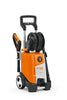 Idropulitrice STIHL RE 120 PLUS in azione su pavimentazione