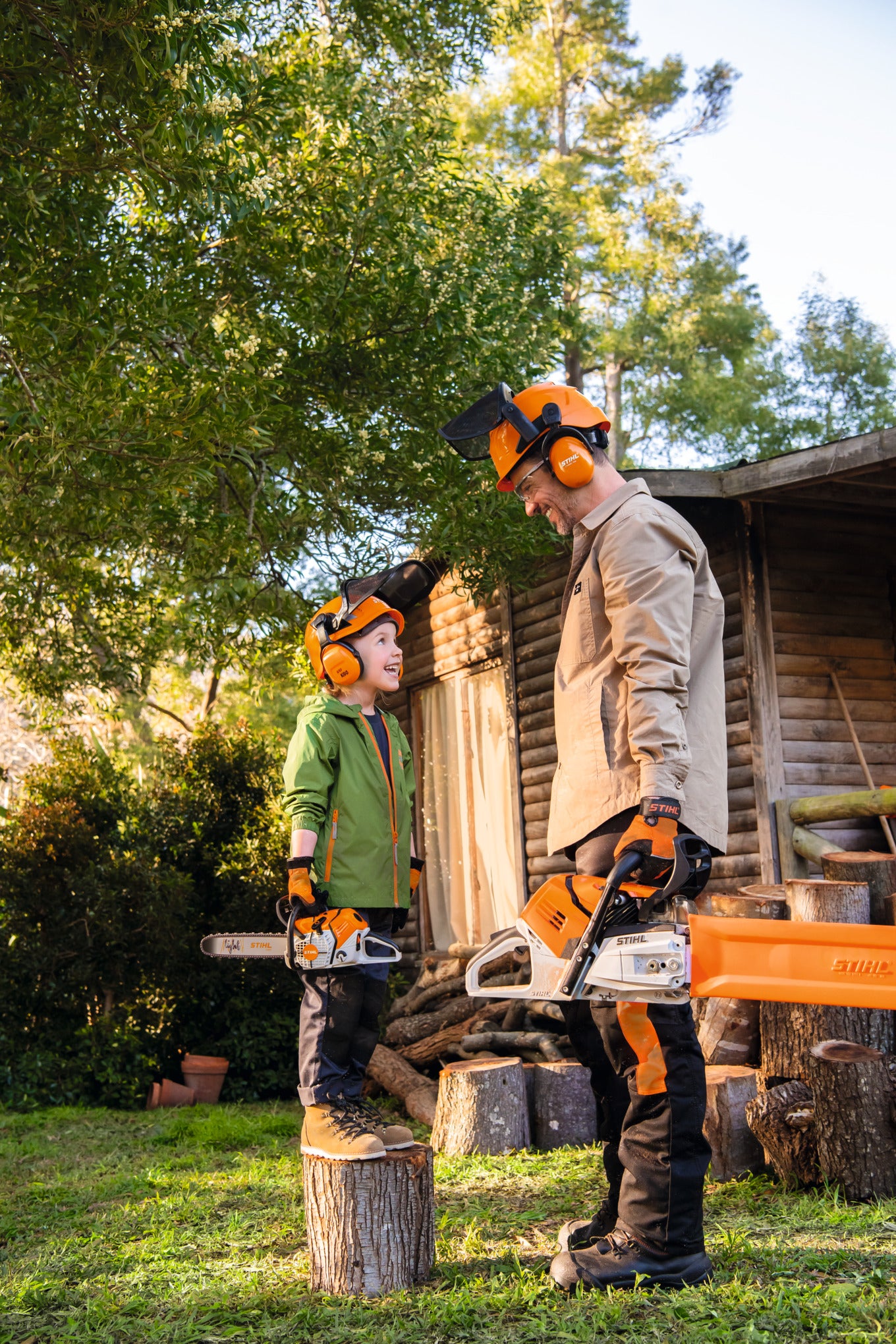 Vista laterale della motosega giocattolo Stihl che evidenzia la semplicità di utilizzo