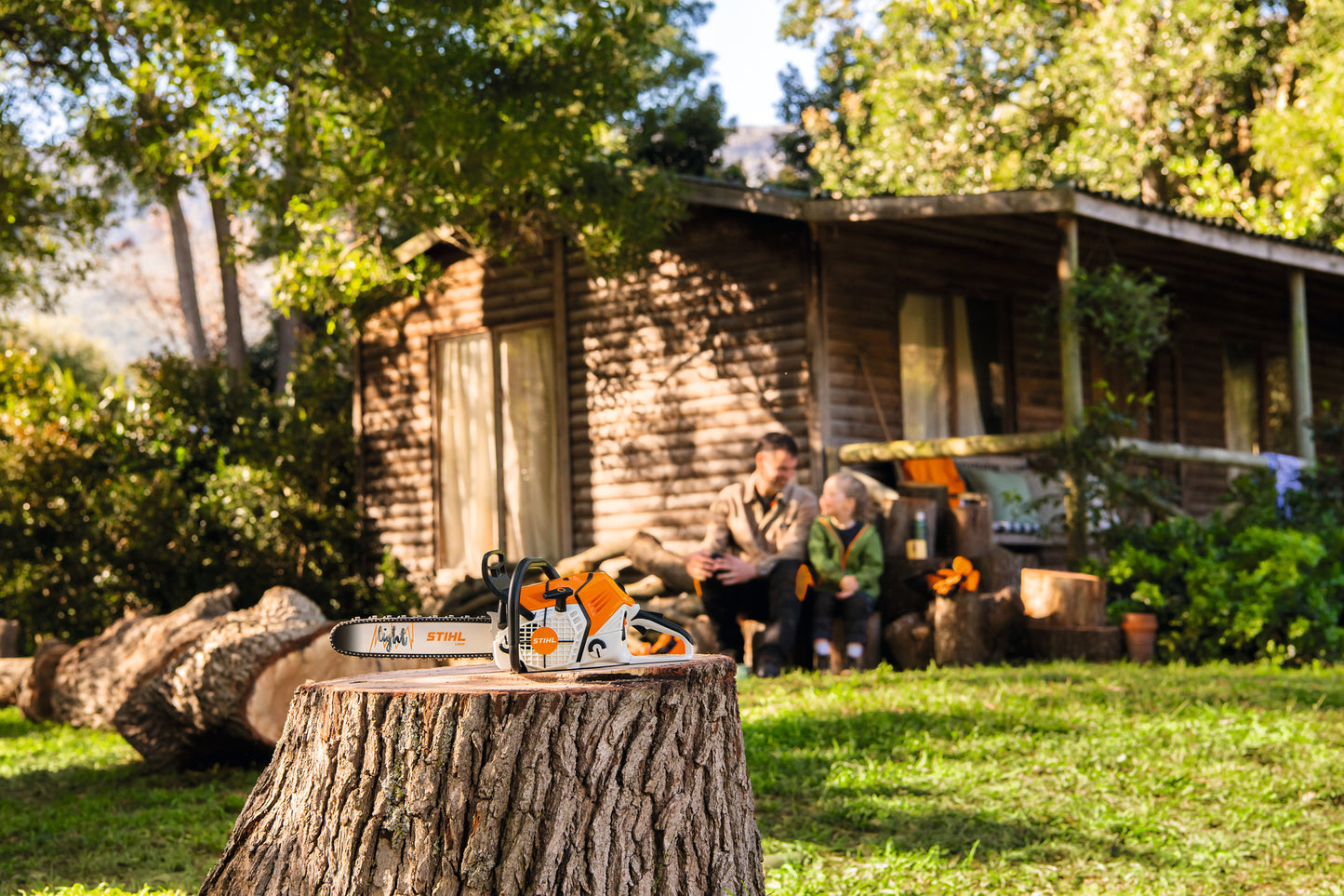 Motosega giocattolo Stihl con design realistico per bambini