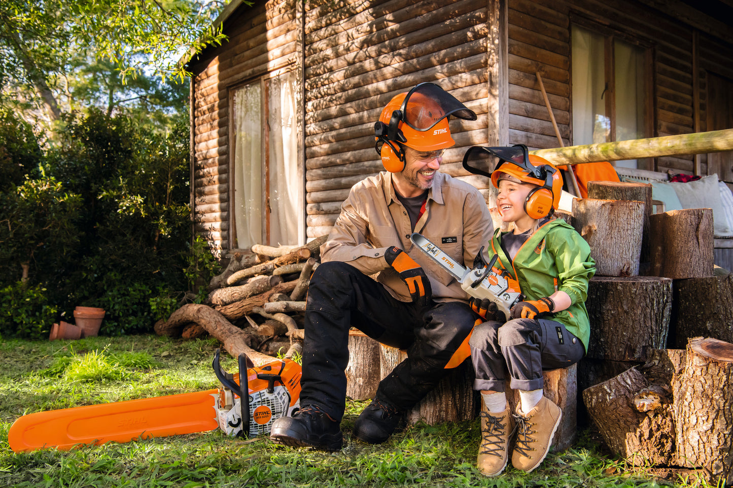 Dettaglio della motosega giocattolo Stihl che mostra la catena in gomma