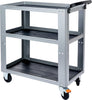 Carrello da lavoro a tre ripiani in metallo grigio con ruote girevoli, maniglia ergonomica e superfici antiscivolo. Ideale per officine, garage e ambienti industriali. Robusto e facile da manovrare, perfetto per il trasporto di attrezzi e materiali.