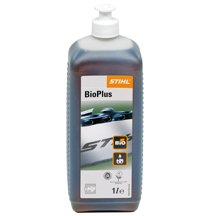 Bottiglia di olio catena STIHL BioPlus di fronte a prato verde