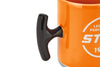 Vista laterale della tazza in porcellana STIHL con colore arancione e logo bianco