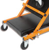 Carrello da officina pieghevole con struttura in metallo arancione e sedile imbottito nero. Dotato di quattro ruote girevoli per una facile mobilità. Ideale per lavori di manutenzione e riparazione auto. Design robusto e pratico.