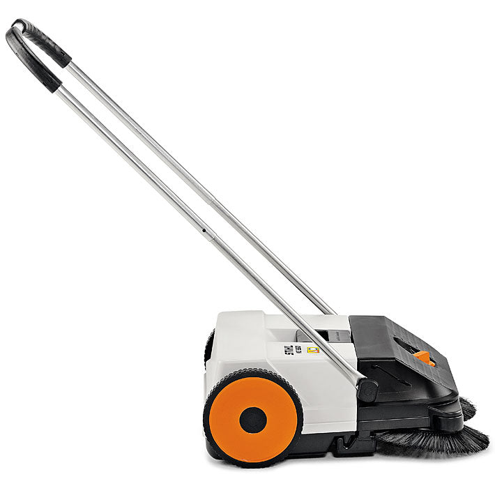 Dettaglio delle setole robuste della spazzatrice STIHL KG 550 a contatto con una superficie