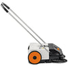 Dettaglio delle setole robuste della spazzatrice STIHL KG 550 a contatto con una superficie