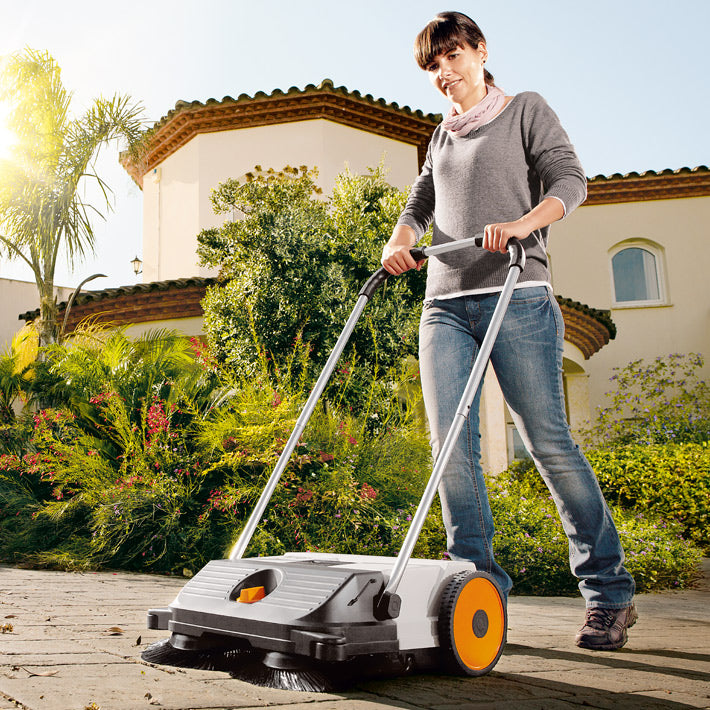 Particolare della maniglia della tramoggia della spazzatrice STIHL KG 550 per uno svuotamento facile