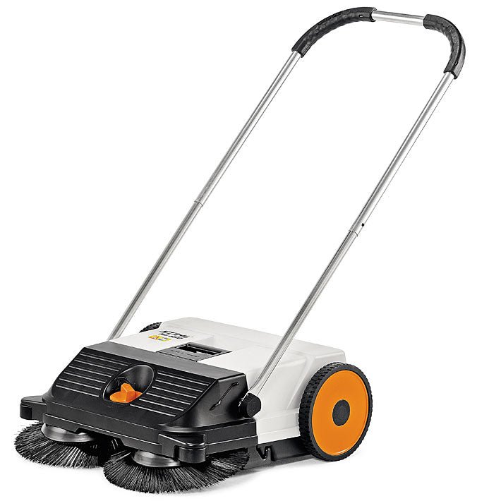Vista laterale della spazzatrice STIHL KG 550 in azione su un vialetto di cemento
