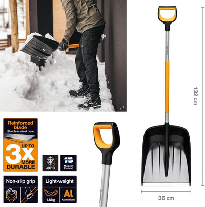 Pala da neve in alluminio da 132 cm, lama rinforzata in acciaio inox, impugnatura antiscivolo, leggera (1,6 kg), resistente fino a -30°C, prodotta in Finlandia. Ideale per rimuovere la neve in modo efficiente e duraturo.