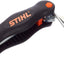 Attrezzo multifunzione STIHL con manico ergonomico nero e arancione, include vari tipi di chiavi e cacciaviti pieghevoli in acciaio inox, ideale per la manutenzione di attrezzi da giardinaggio e motoseghe, compatto e portatile.