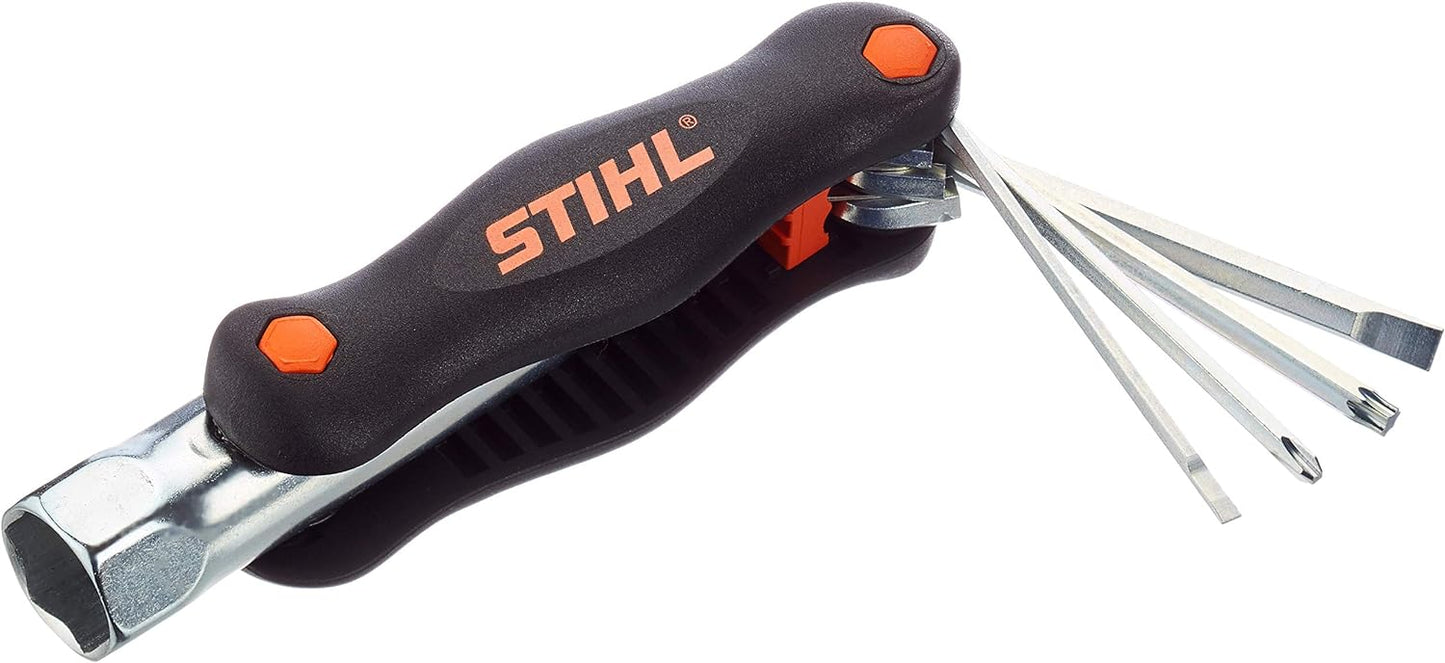 Attrezzo multifunzione STIHL con manico ergonomico nero e arancione, include vari tipi di chiavi e cacciaviti pieghevoli in acciaio inox, ideale per la manutenzione di attrezzi da giardinaggio e motoseghe, compatto e portatile.