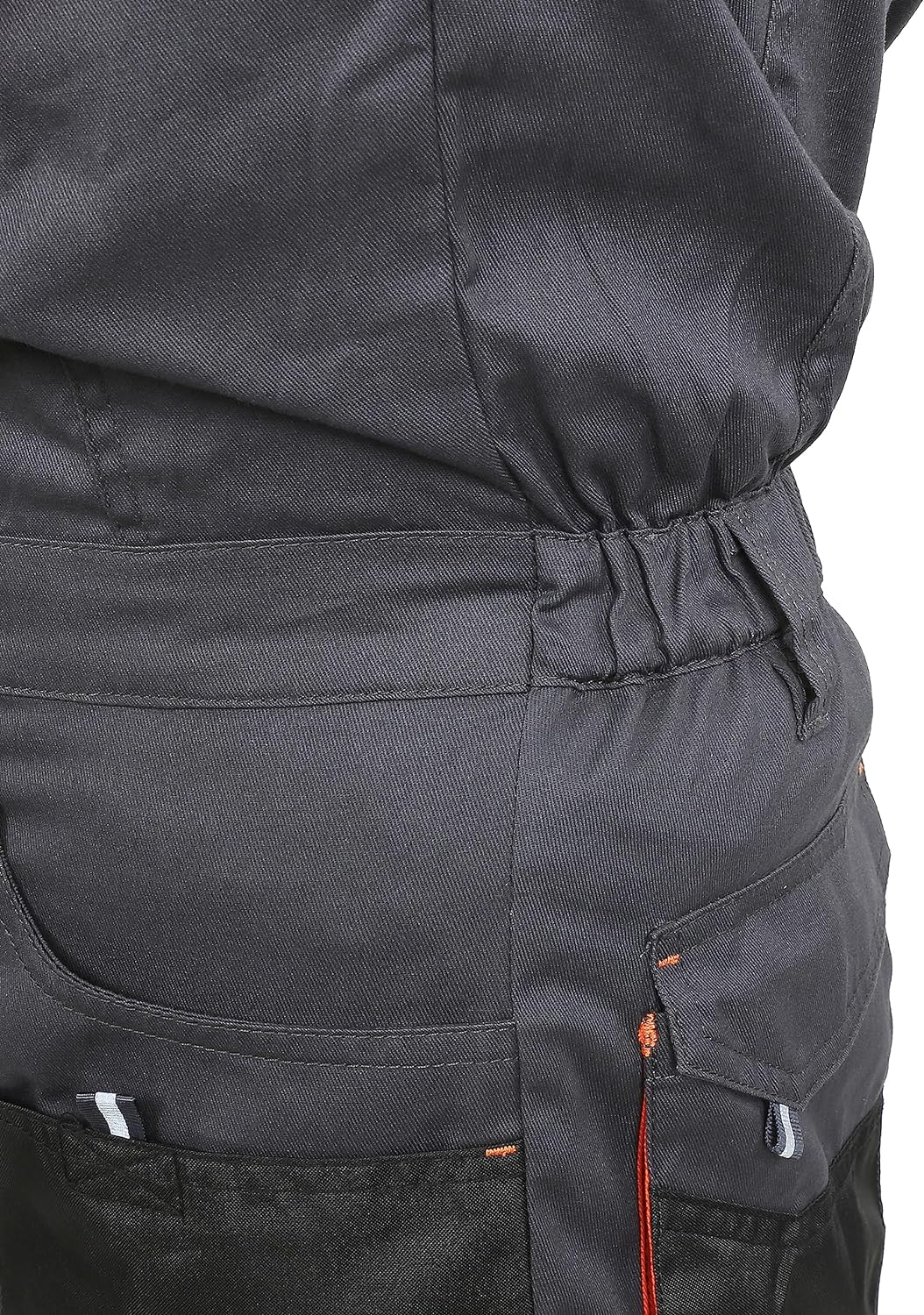 Dettaglio di pantaloni da lavoro grigi con tasche multiple e cuciture rinforzate. Design ergonomico con elastico in vita per il massimo comfort e praticità. Ideali per professionisti che necessitano di abbigliamento resistente e funzionale.