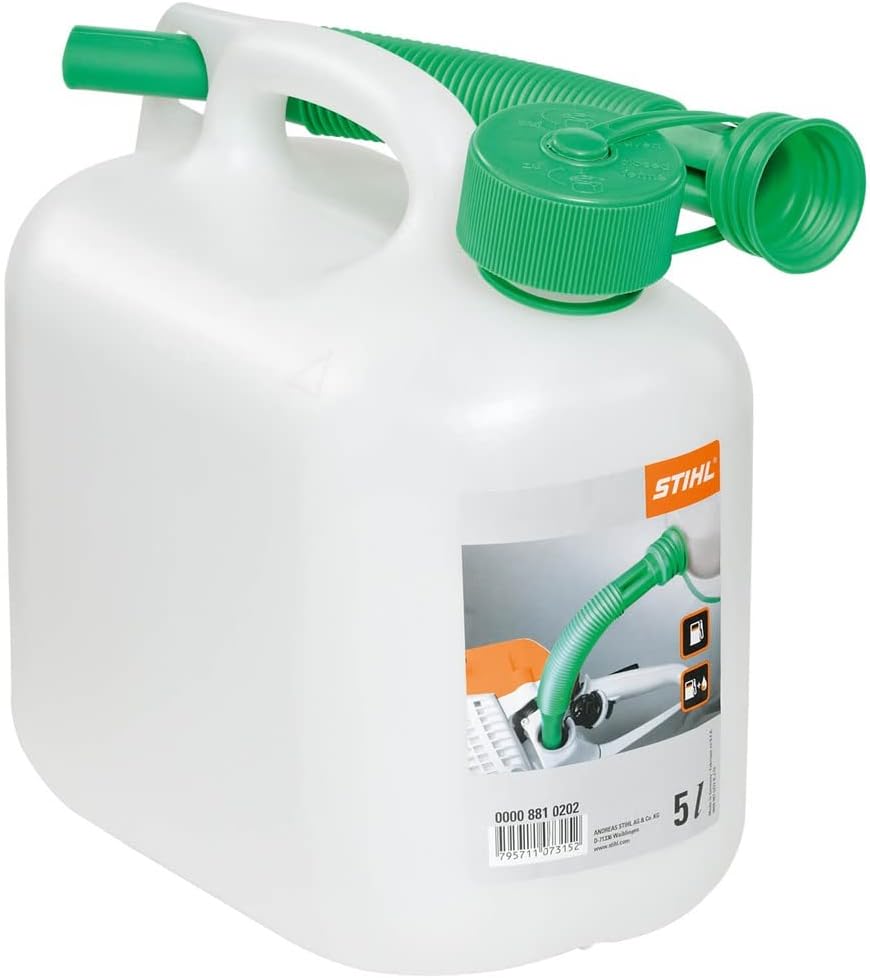 Tanica di plastica bianca da 5 litri Stihl con tubo verde per il rifornimento di carburante. Ideale per attrezzature da giardinaggio e motoseghe. Design ergonomico con tappo di sicurezza e beccuccio antiriflusso. Codice prodotto: 0000 881 0202.