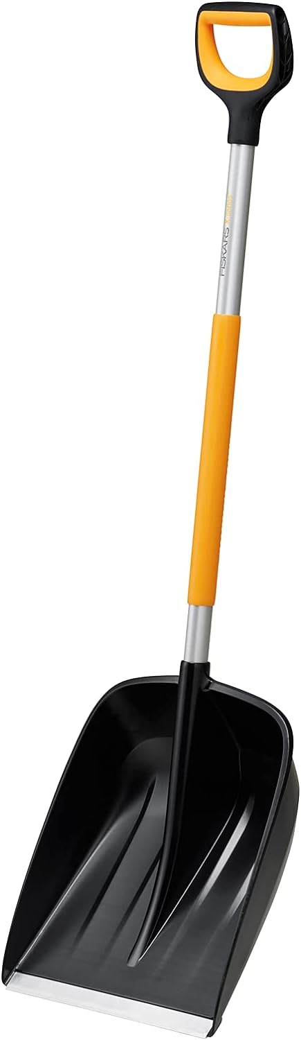 Pala da neve Fiskars, ergonomica con manico in alluminio e impugnatura a D, lama in plastica rinforzata per una maggiore durata, colore nero e arancione, ideale per rimuovere neve da vialetti e marciapiedi, attrezzo da giardino robusto e leggero.