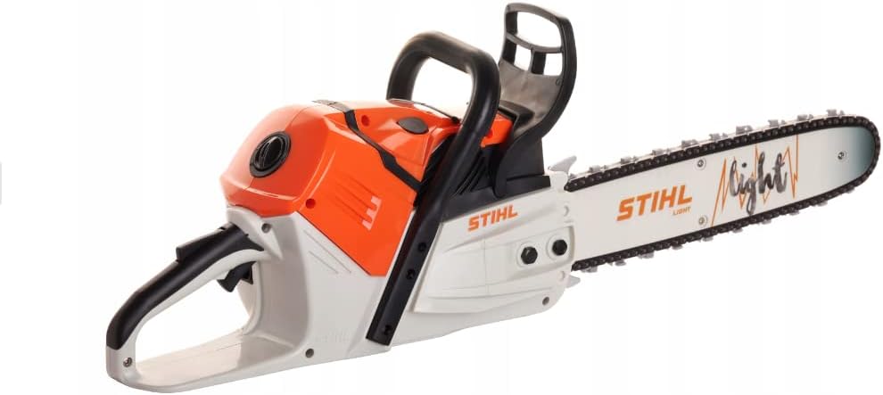 Motosega Stihl leggera e potente, modello Light, con barra di taglio lunga, ideale per lavori di giardinaggio e taglio legna. Design ergonomico con impugnatura comoda e sistema di avviamento facile. Colore arancione e bianco.