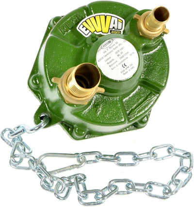 Pompa sommersa verde in metallo con attacchi in ottone, catena di sicurezza in acciaio e marchio "EVVA". Ideale per sistemi di irrigazione e drenaggio. Prodotto di alta qualità, made in Italy. Modello resistente e duraturo.