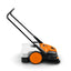 Vista laterale della spazzatrice Stihl KG 770 spazzando foglie