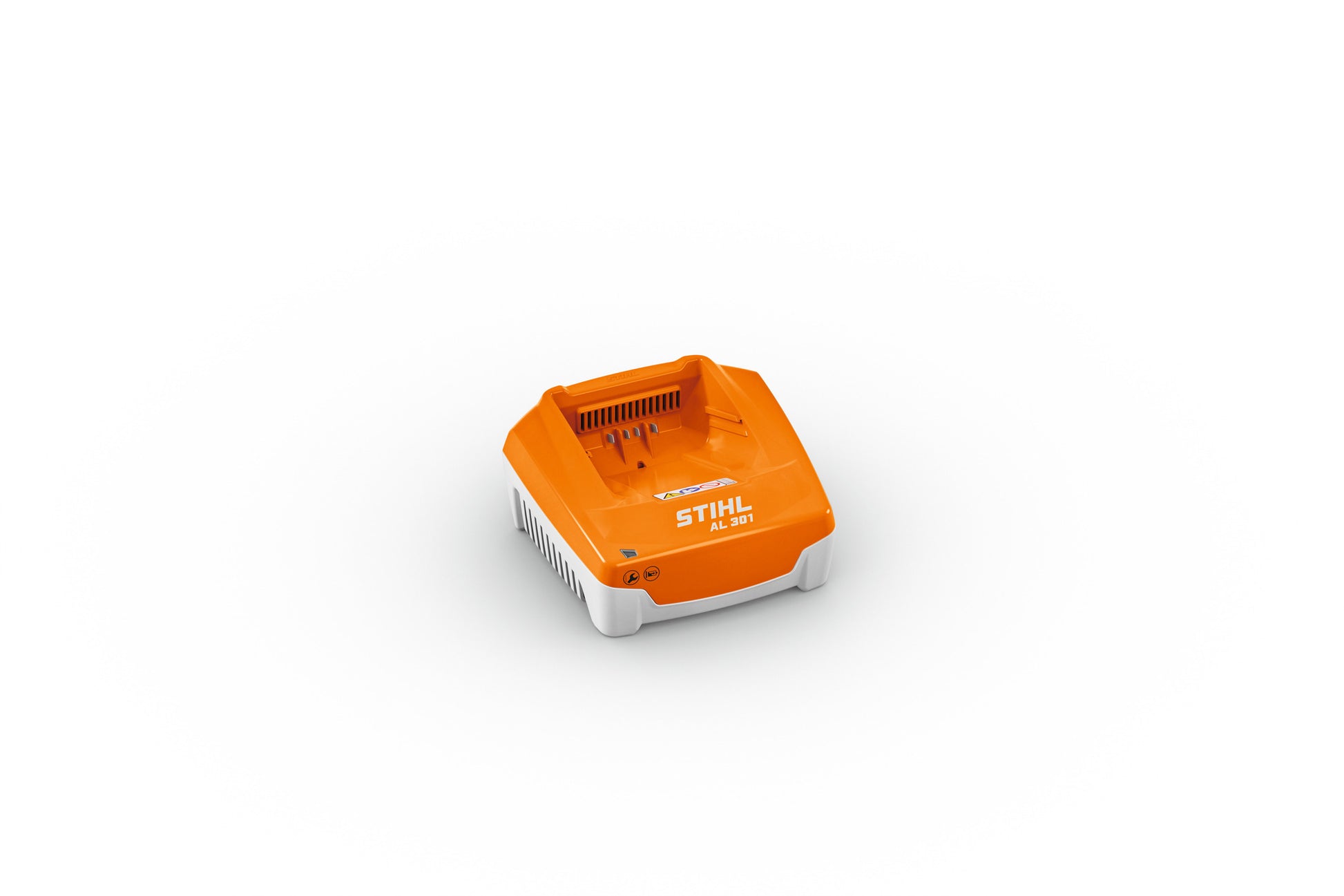 Caricatore AL 301 di Stihl in uso con batteria inserita su sfondo grigio scuro