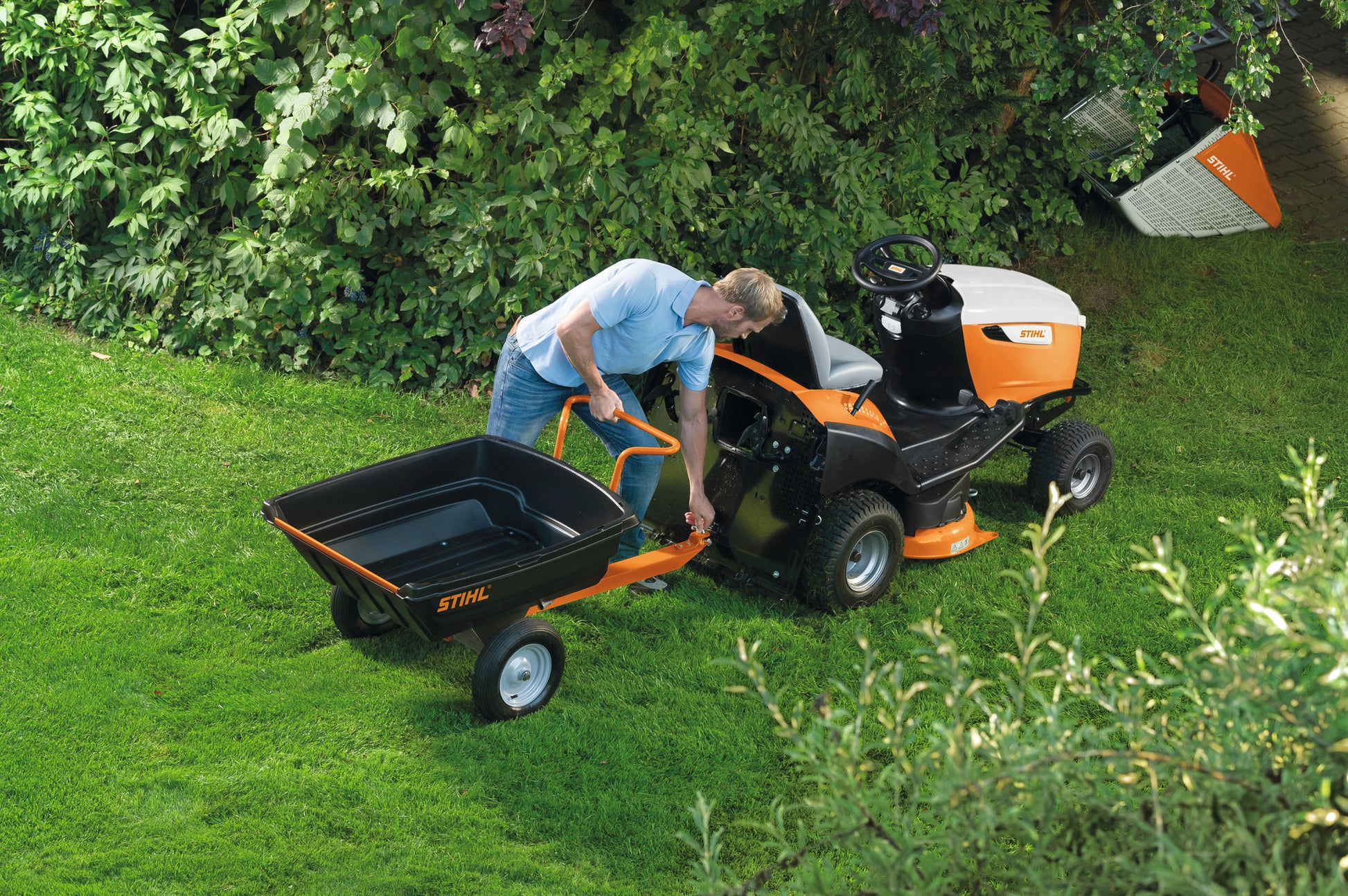 Dettaglio del cesto raccoglierba del trattorino STIHL RT 5097