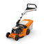 Dettaglio maneggevolezza tosaerba Stihl RME 443 su prato