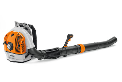 Soffiatore spalleggiato STIHL BR 700 in uso da un operatore