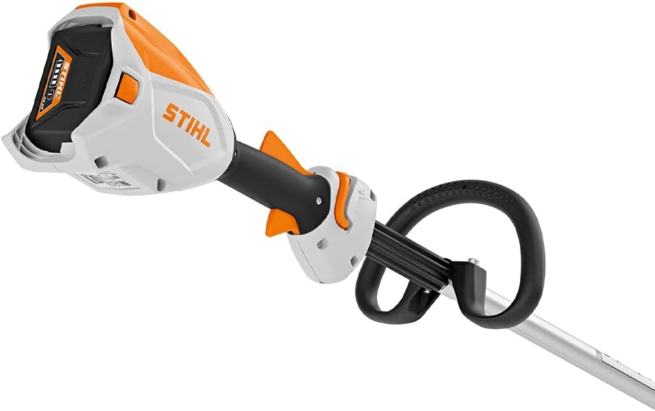 Decespugliatore a batteria Stihl con manico ergonomico e motore potente, ideale per tagliare erba e cespugli in giardino. Design compatto e leggero per un utilizzo confortevole. Perfetto per lavori di giardinaggio domestico e professionale.