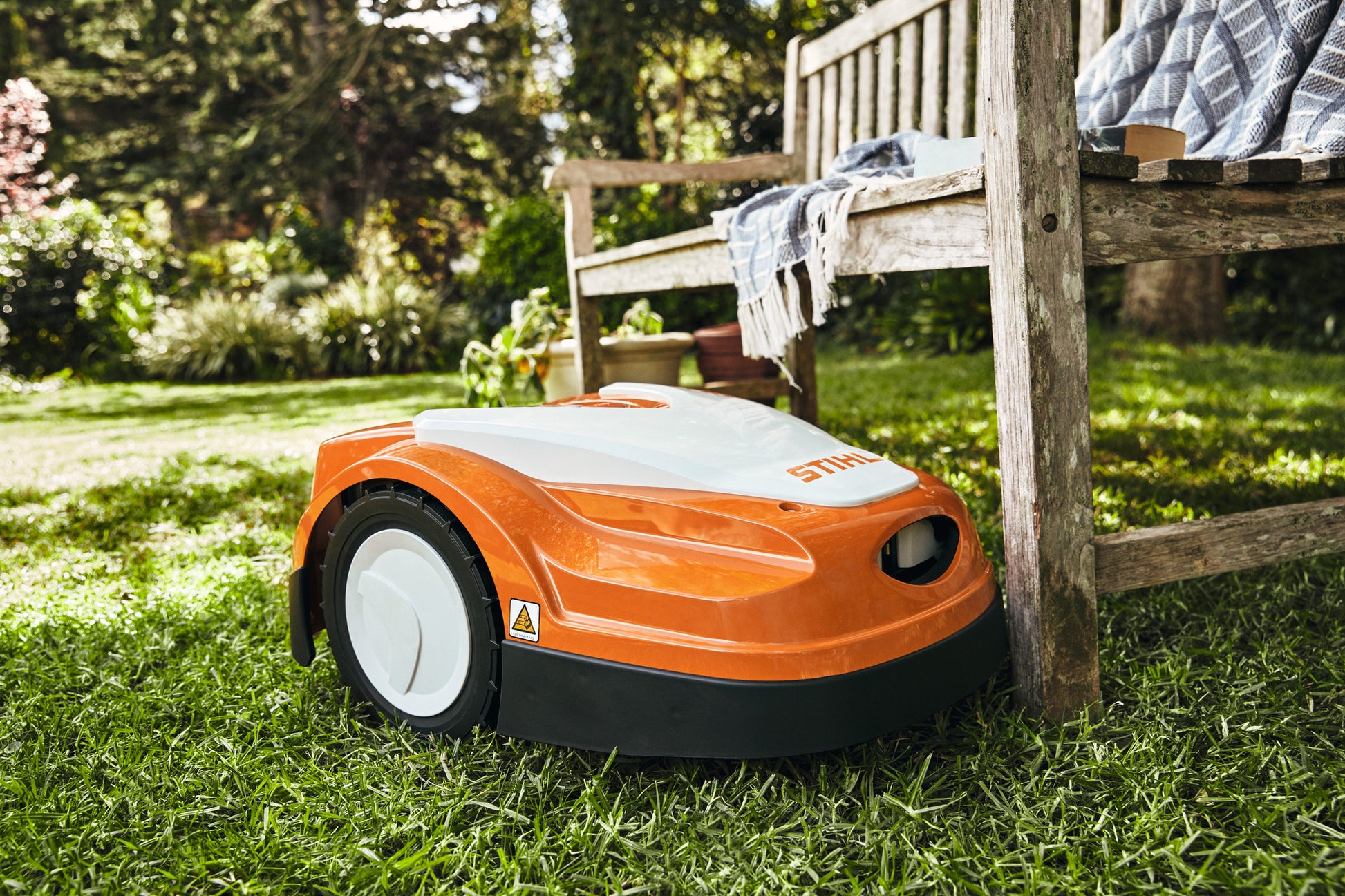 Robot tosaerba Stihl RMI 422 PC durante il taglio del prato