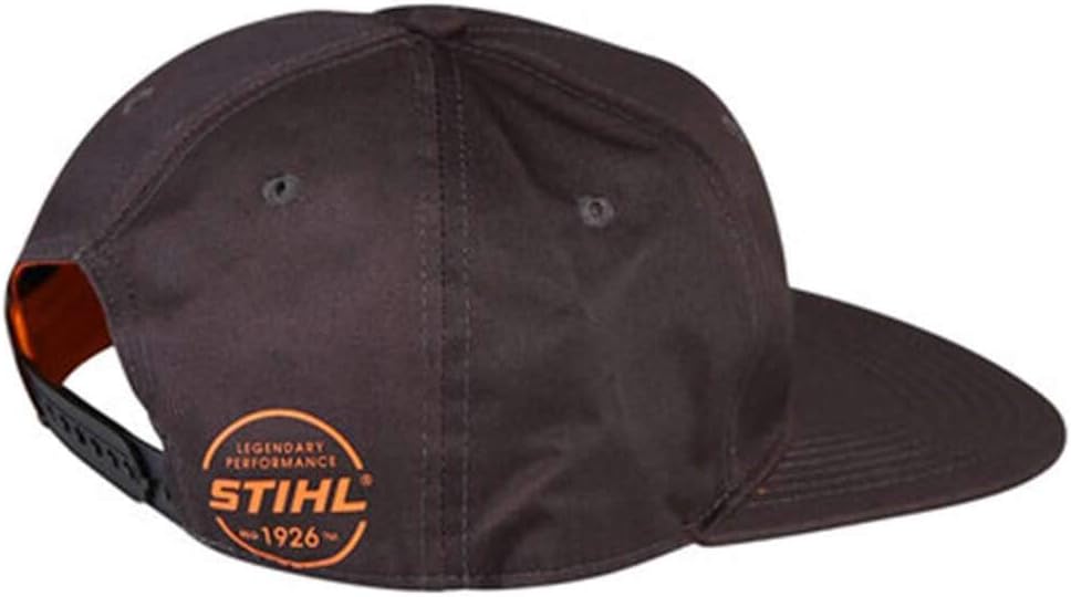 Cappellino da baseball nero STIHL con logo arancione "Legendary Performance" e data 1926, regolabile con chiusura a strappo, perfetto per outdoor, lavoro e tempo libero, accessorio moda uomo e donna, alta qualità e resistenza.