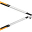 Cesoie da potatura Fiskars PowerGear X UP86, lunghe 6 metri, con manici telescopici in alluminio e lame in acciaio di alta qualità per taglio preciso di rami alti. Design ergonomico con impugnature antiscivolo arancioni e nere.