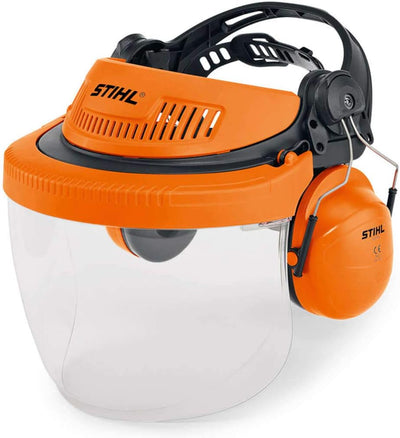 Casco protettivo STIHL con visiera trasparente e cuffie antirumore integrate, ideale per lavori di giardinaggio e forestali. Colore arancione e nero, design ergonomico per comfort e sicurezza.