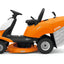 Trattorino STIHL RT 4082 mentre raccoglie l'erba tagliata in un giardino