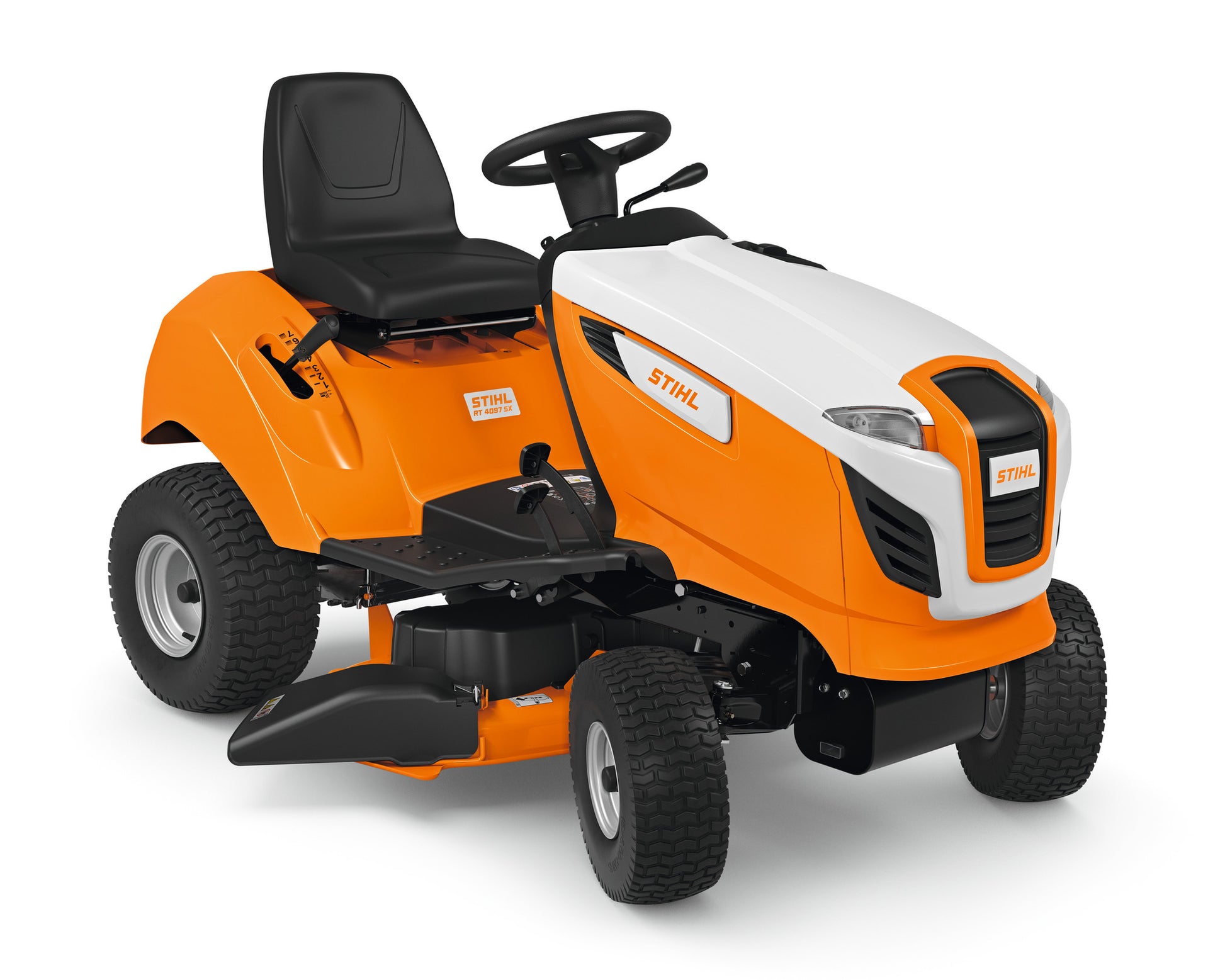 Vista laterale del trattorino STIHL RT 4097 SX in un prato verde.