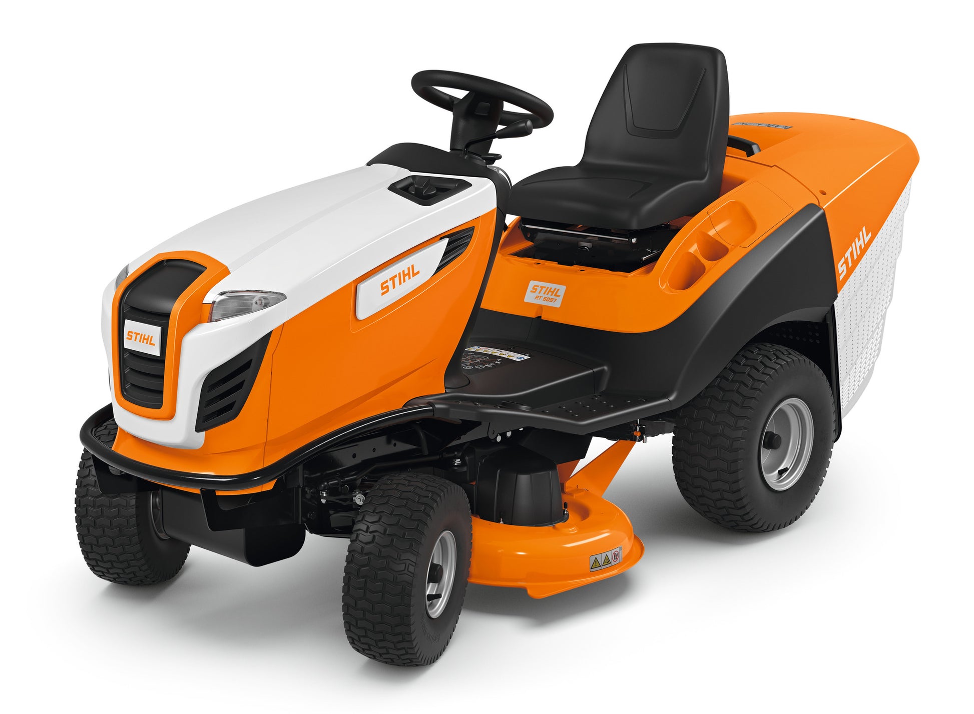 Trattorino STIHL RT 5097 in giardino