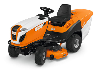 Primo piano del motore STIHL EVC 7000 del trattorino da giardino RT 5112 Z
