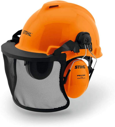 Casco di sicurezza arancione STIHL con visiera a rete e cuffie antirumore integrate, modello Peltor, ideale per la protezione durante lavori di giardinaggio e forestali. Accessorio indispensabile per garantire sicurezza e comfort.