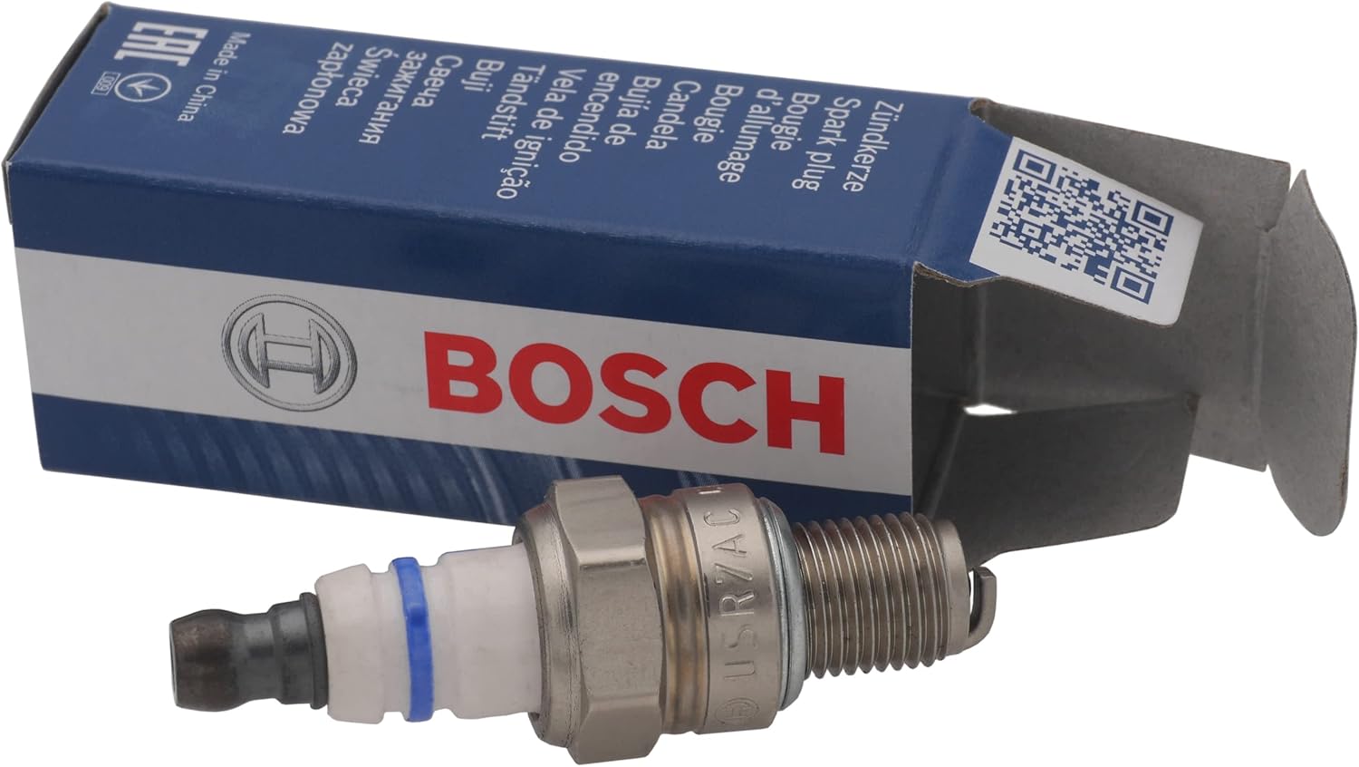 Candela di accensione Bosch, modello USR7AC, confezionata in scatola blu e bianca con logo Bosch rosso. Prodotto di alta qualità, ideale per migliorare le prestazioni del motore. Made in China.