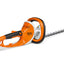 Operatore che utilizza il tagliasiepi Stihl HSE 71 per potare una siepe