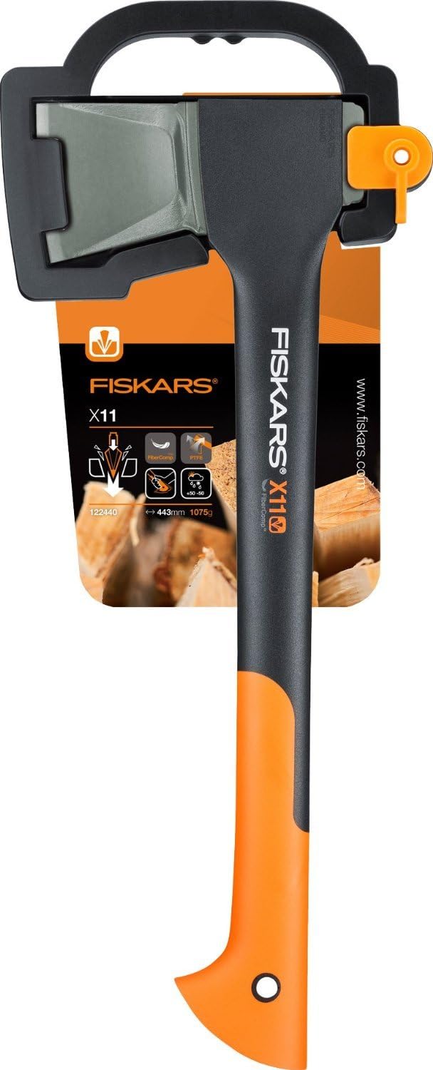 Ascia Fiskars X11 per spacco legna, lama in acciaio con rivestimento in PTFE, manico ergonomico in FiberComp, lunghezza 443 mm, peso 1075 g, colore nero e arancione, ideale per uso domestico e professionale.