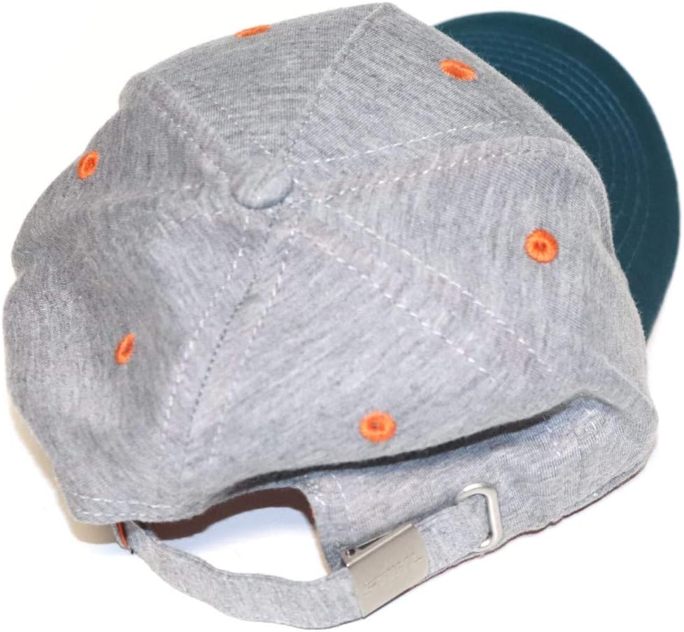 Cappellino baseball grigio con visiera verde, occhielli arancioni, regolabile con fibbia in metallo. Design casual e sportivo, ideale per attività all'aperto, sport e tempo libero. Materiale di qualità, resistente e confortevole.