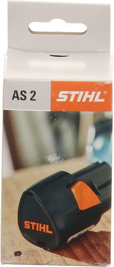 Confezione della batteria ricaricabile STIHL AS 2, ideale per attrezzi da giardinaggio e utensili elettrici. Immagine mostra il prodotto con logo STIHL, colore nero e arancione. Ottima per potenza e durata.